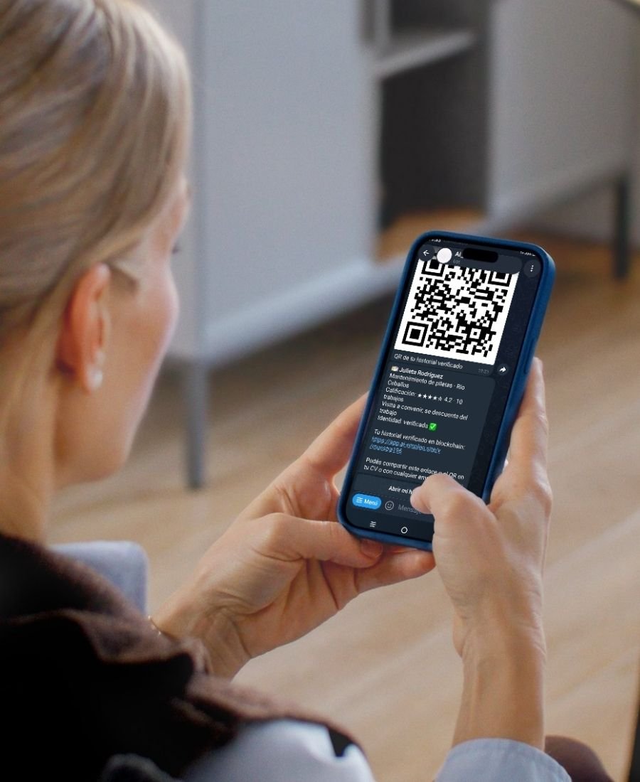 Una persona usa AI_empleo desde su celular